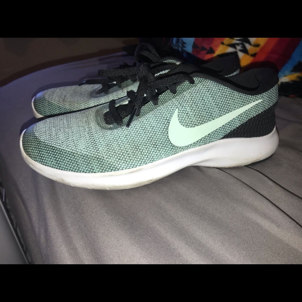 Tennis shoes